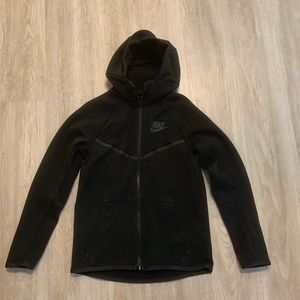 Nike boys fitted black sweat shirt.